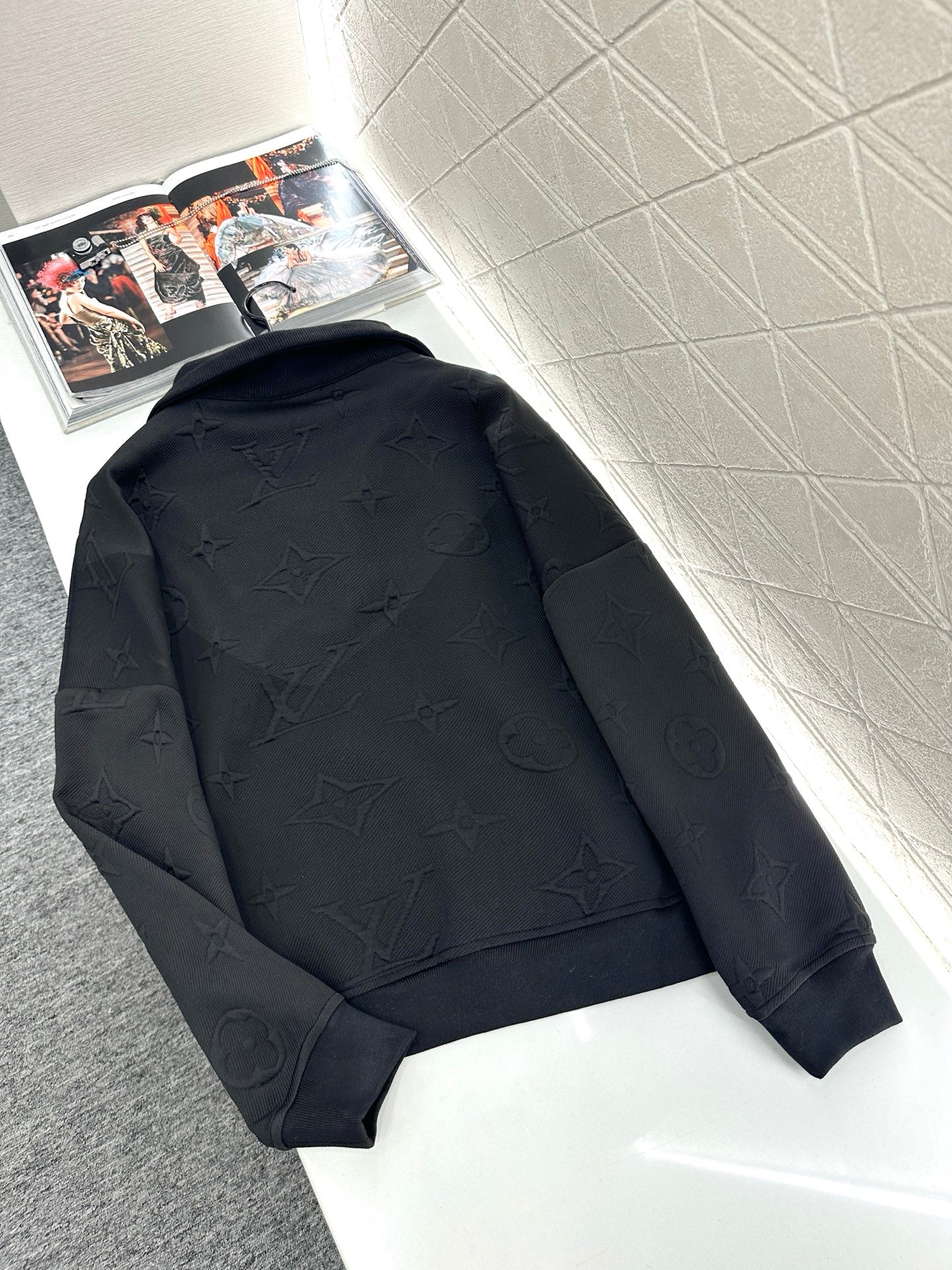 25fw Embossed half open hoodie