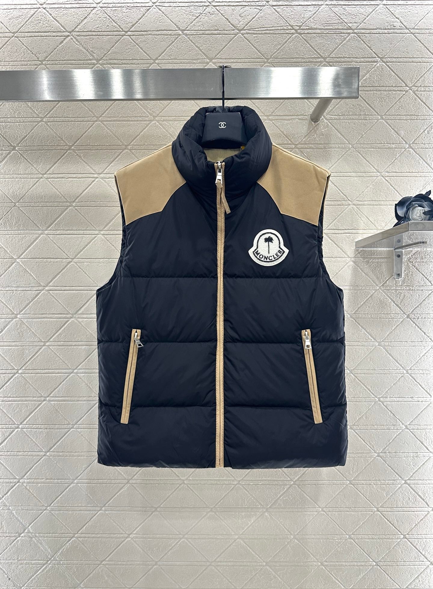 25fw Stand up collar contrasting down vest