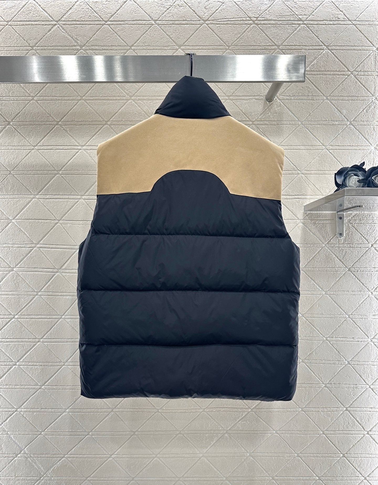 25fw Stand up collar contrasting down vest