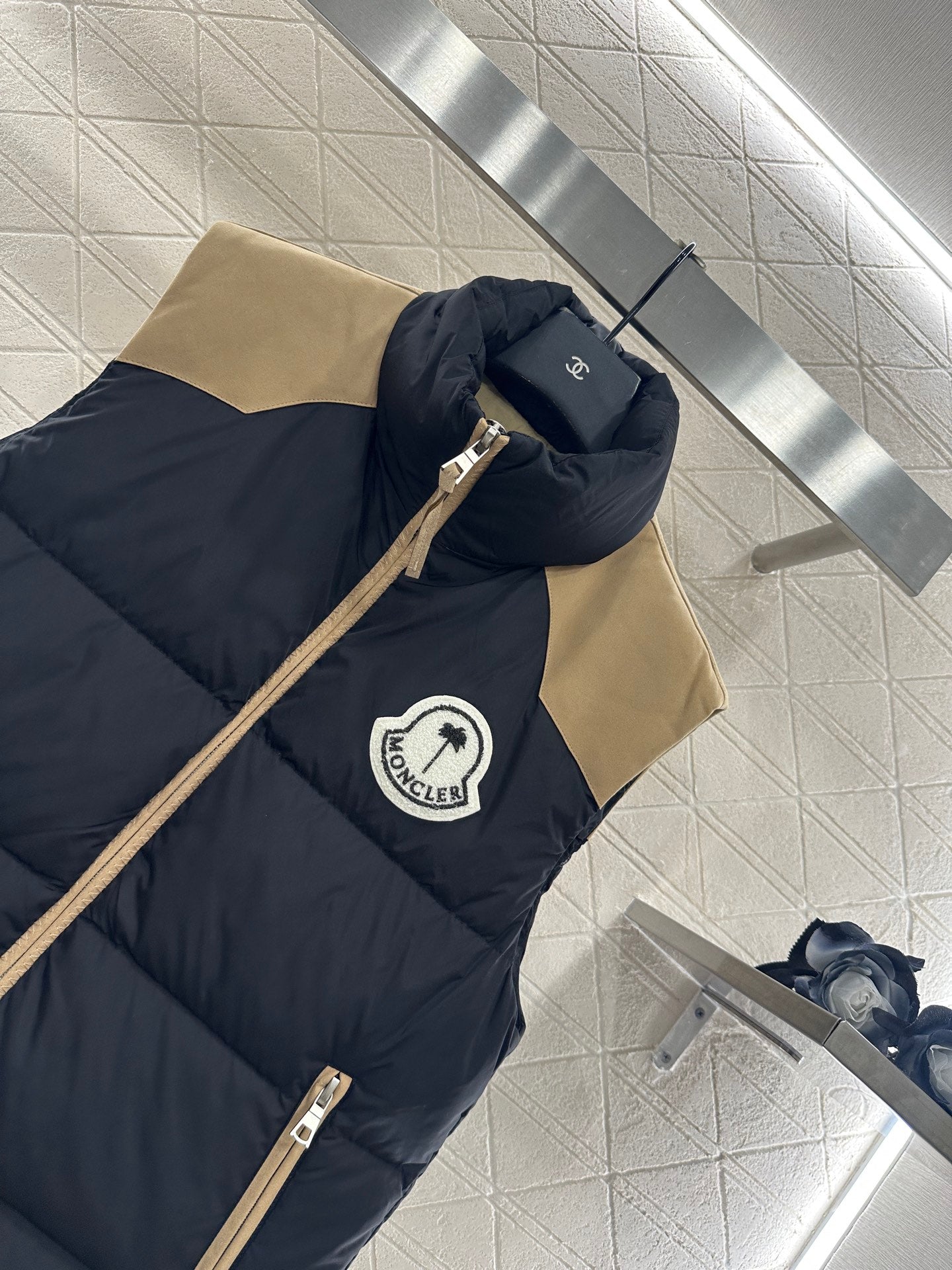 25fw Stand up collar contrasting down vest