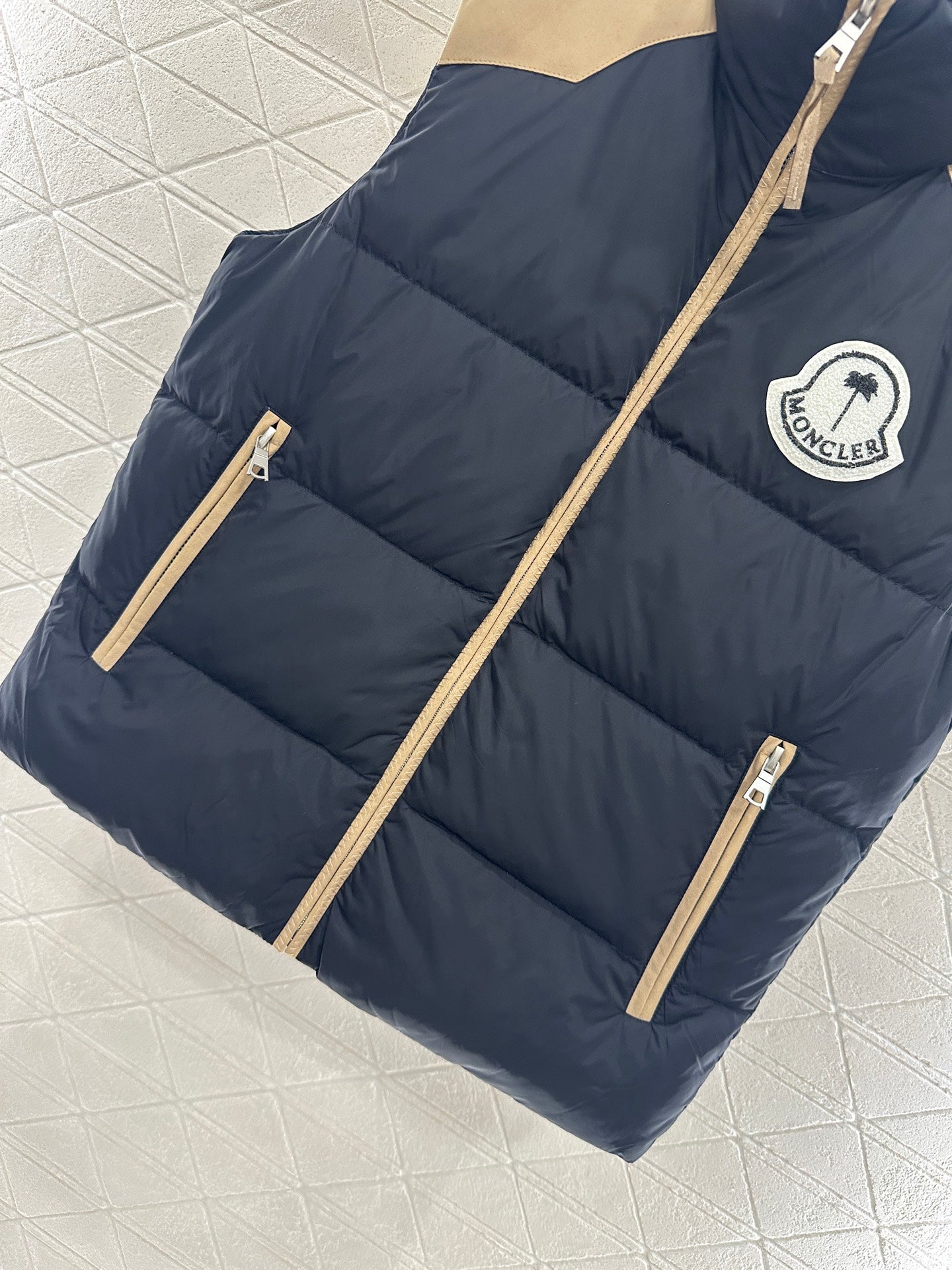 25fw Stand up collar contrasting down vest