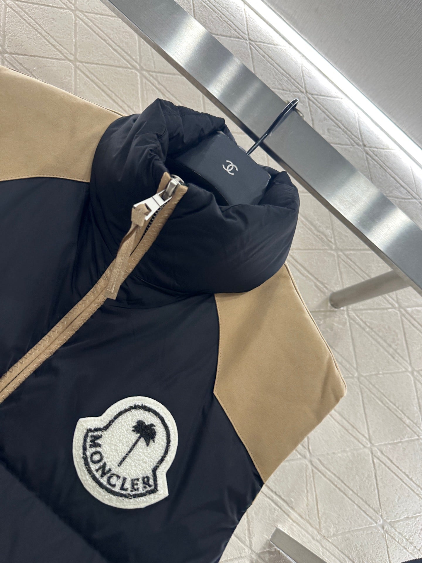 25fw Stand up collar contrasting down vest