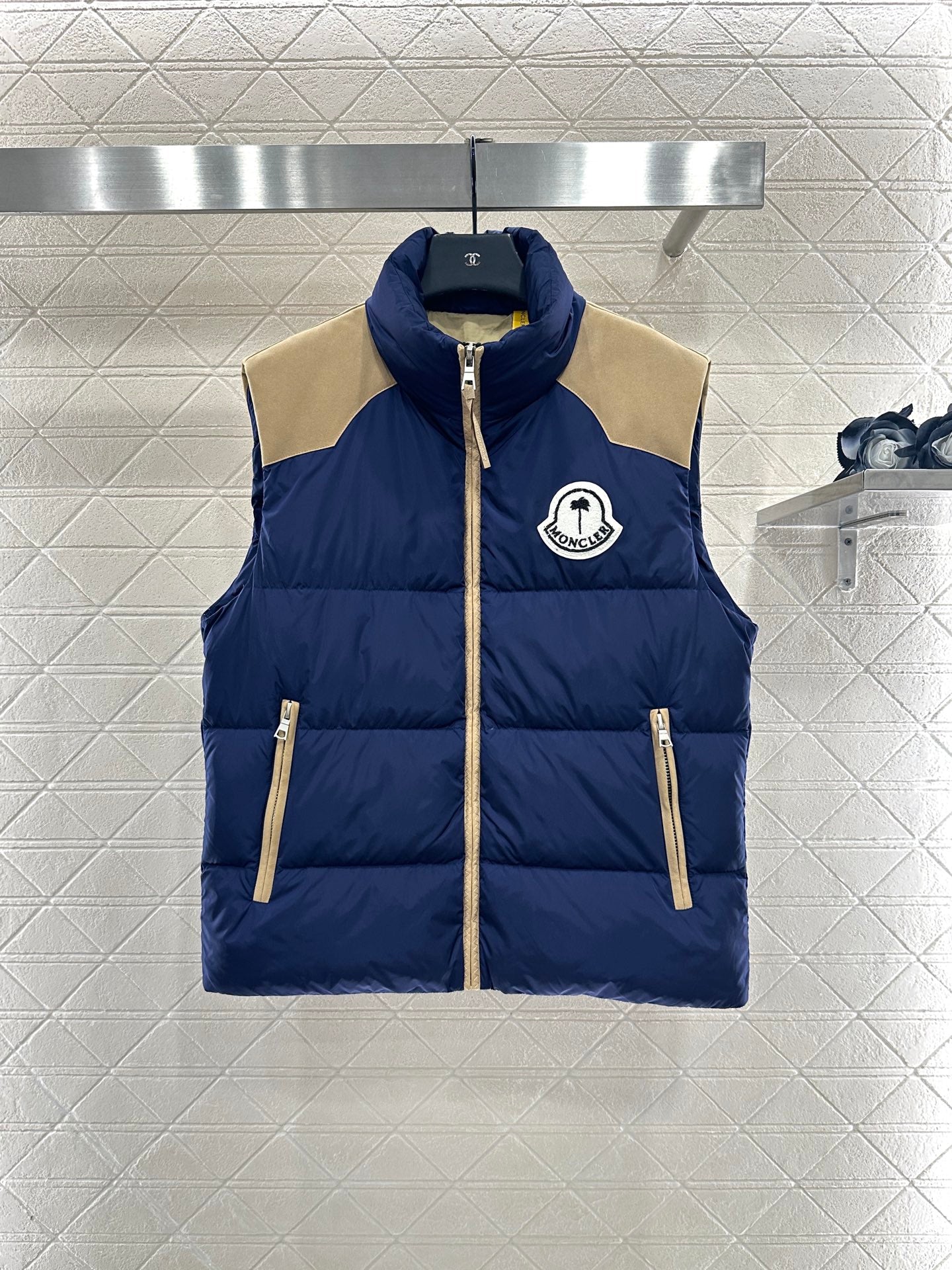 25fw Stand up collar contrasting down vest