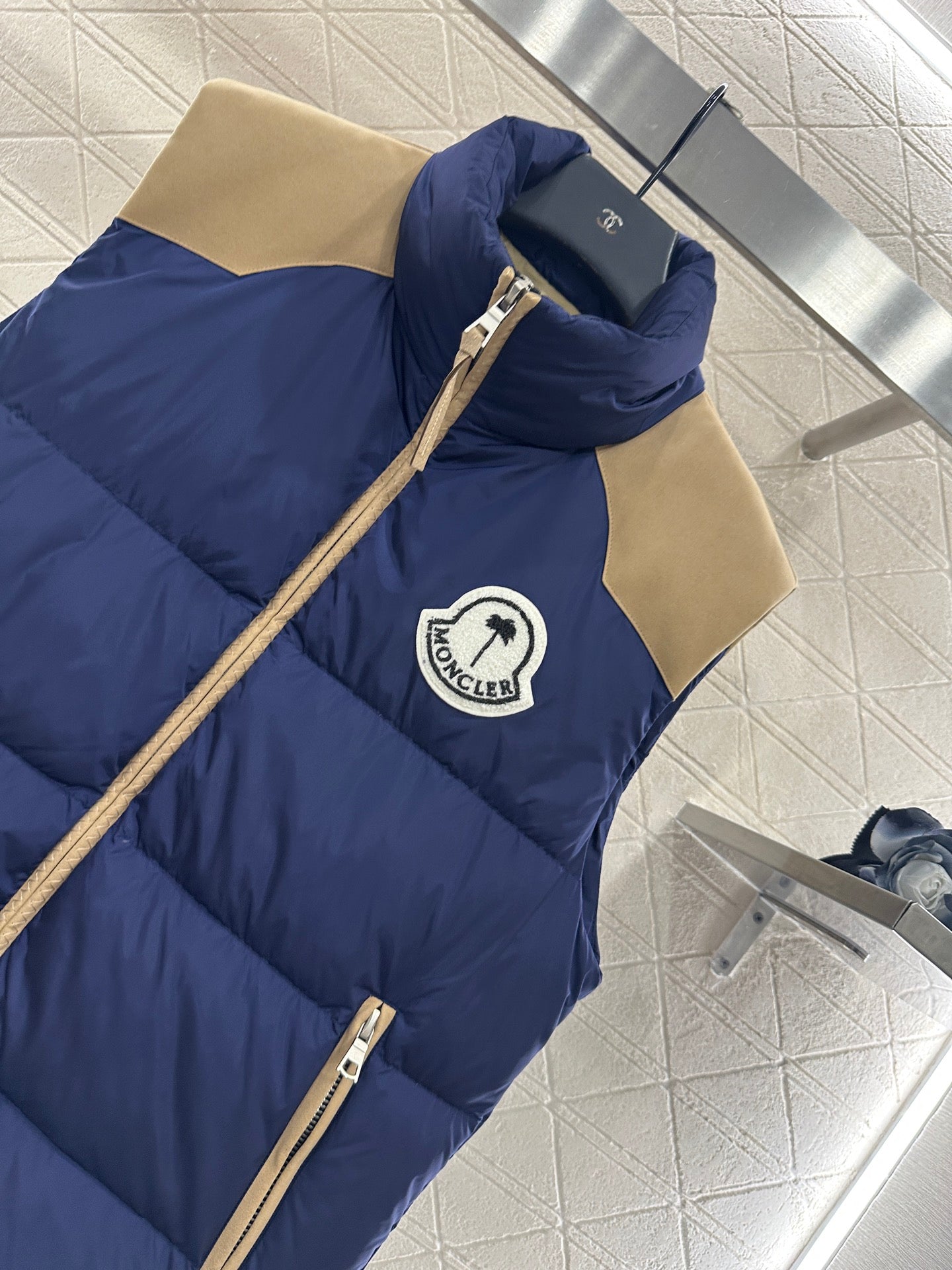 25fw Stand up collar contrasting down vest