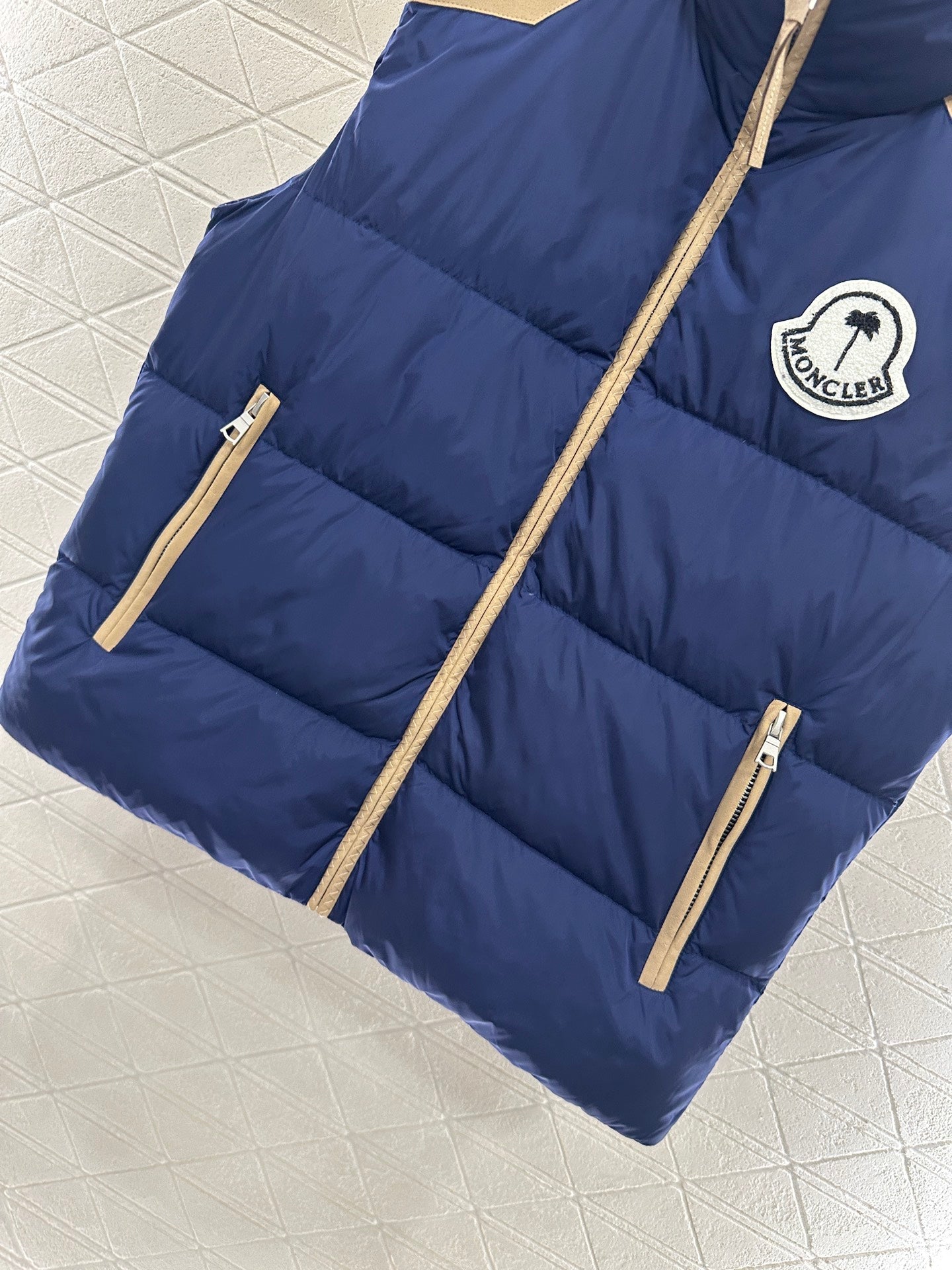 25fw Stand up collar contrasting down vest