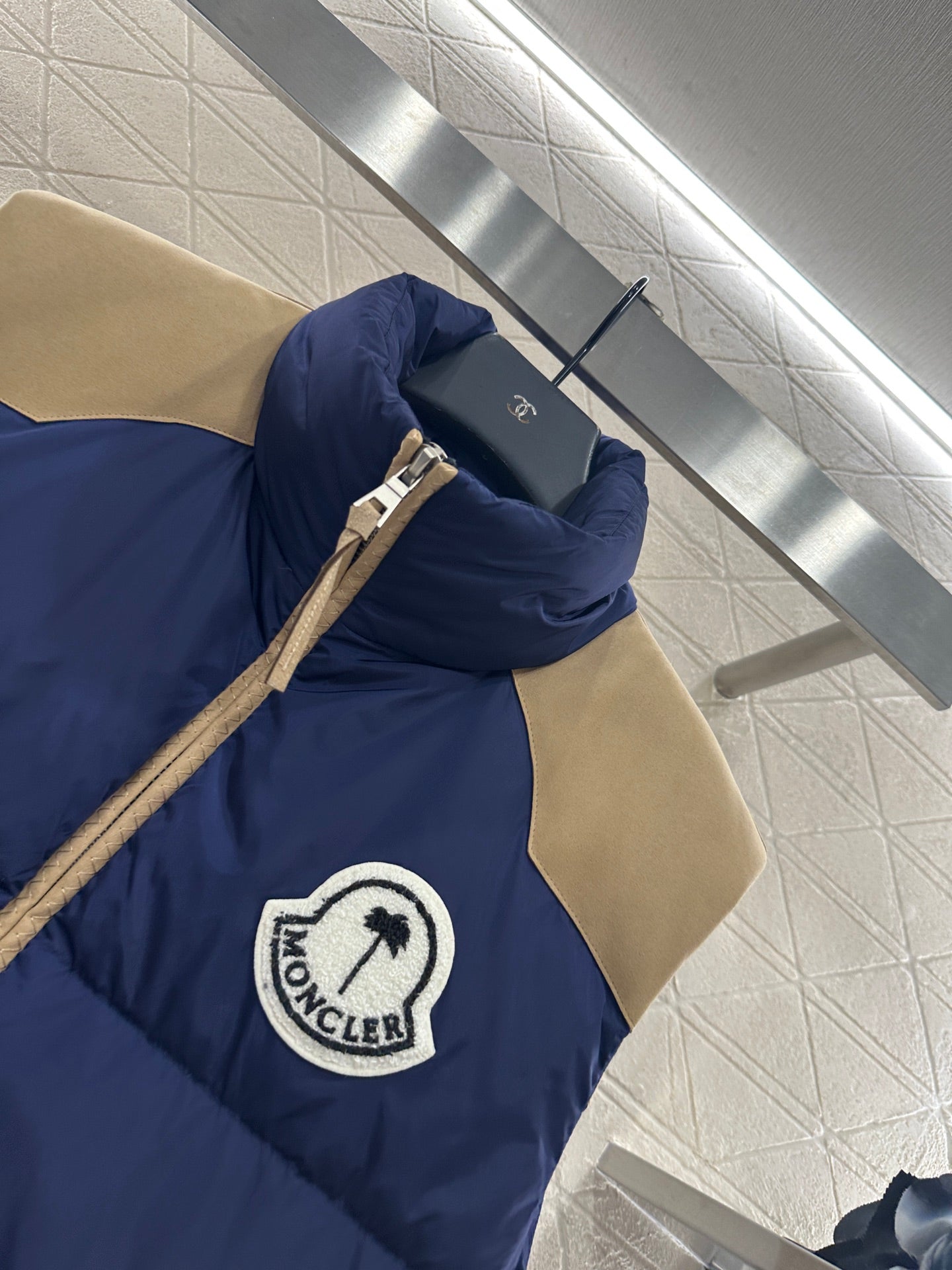 25fw Stand up collar contrasting down vest