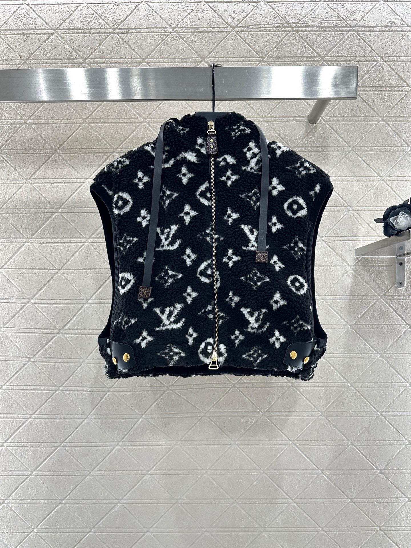 25fw Hooded Teddy Plush Camry Vest