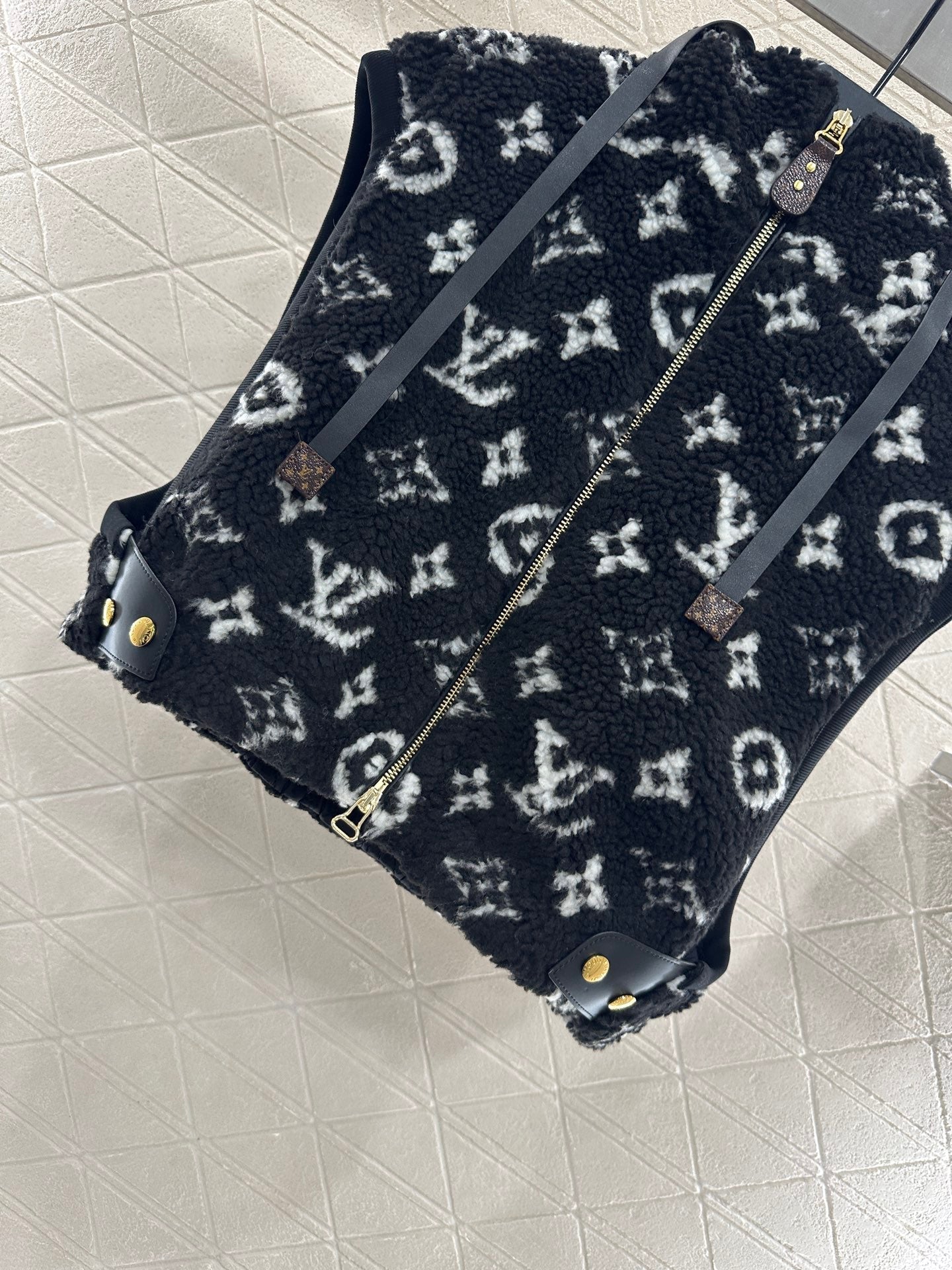 25fw Hooded Teddy Plush Camry Vest