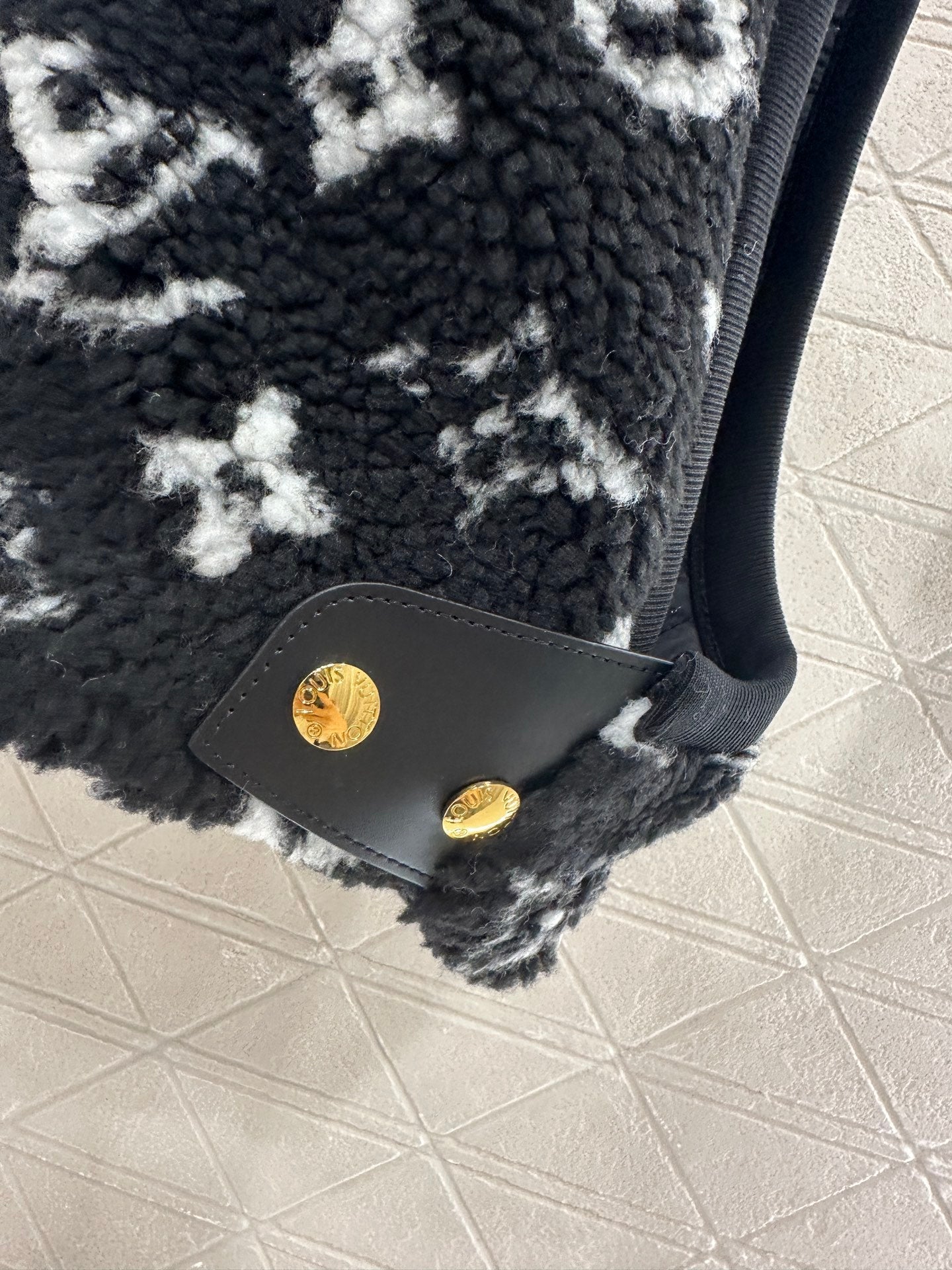 25fw Hooded Teddy Plush Camry Vest