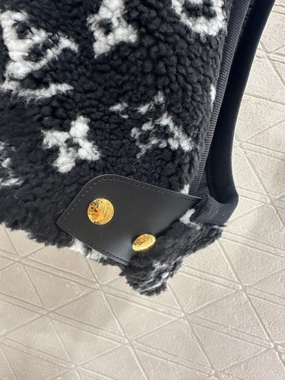 25fw Hooded Teddy Plush Camry Vest