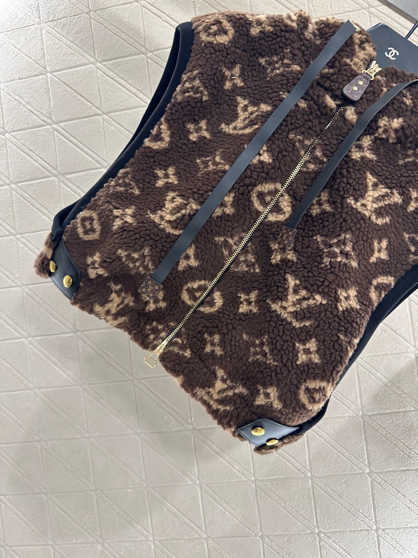 25fw Hooded Teddy Plush Camry Vest