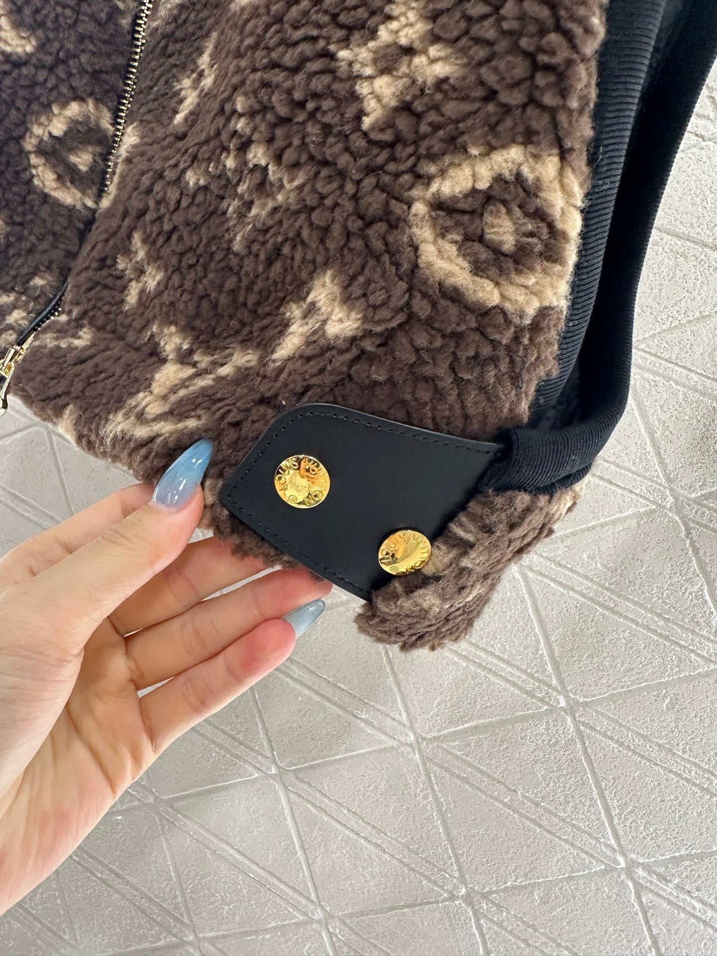 25fw Hooded Teddy Plush Camry Vest