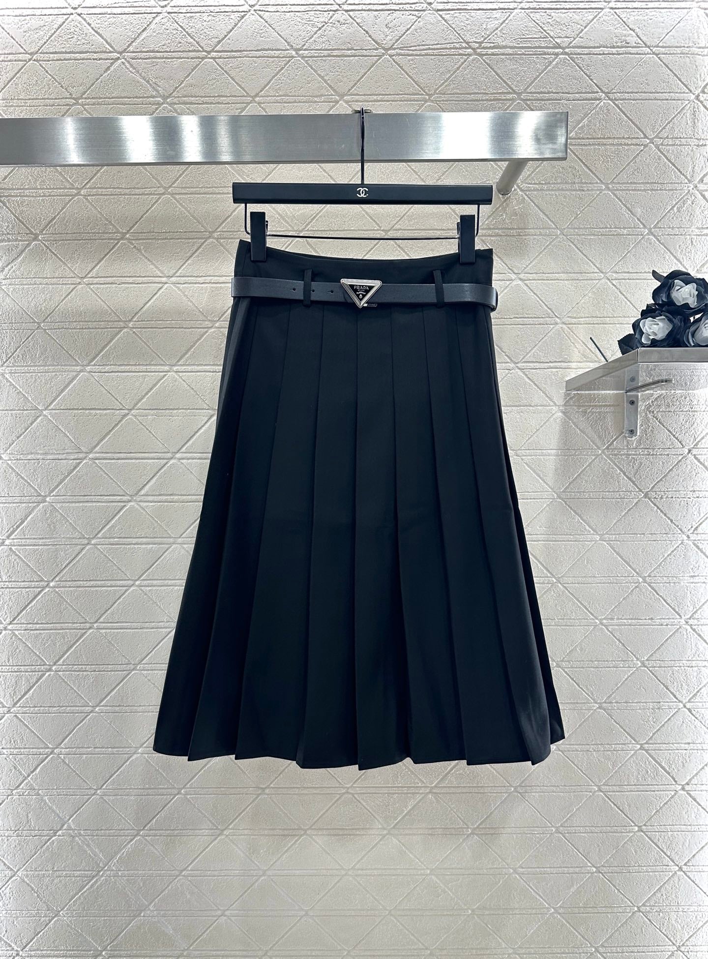 25fw Mid length pleated skirt with waist belt