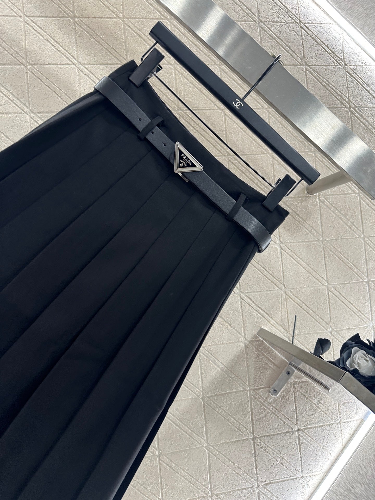 25fw Mid length pleated skirt with waist belt