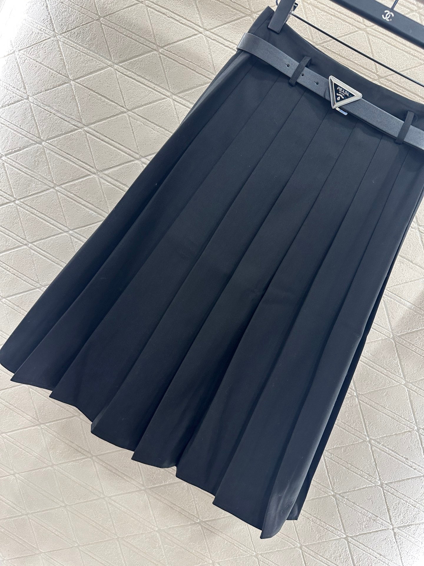 25fw Mid length pleated skirt with waist belt