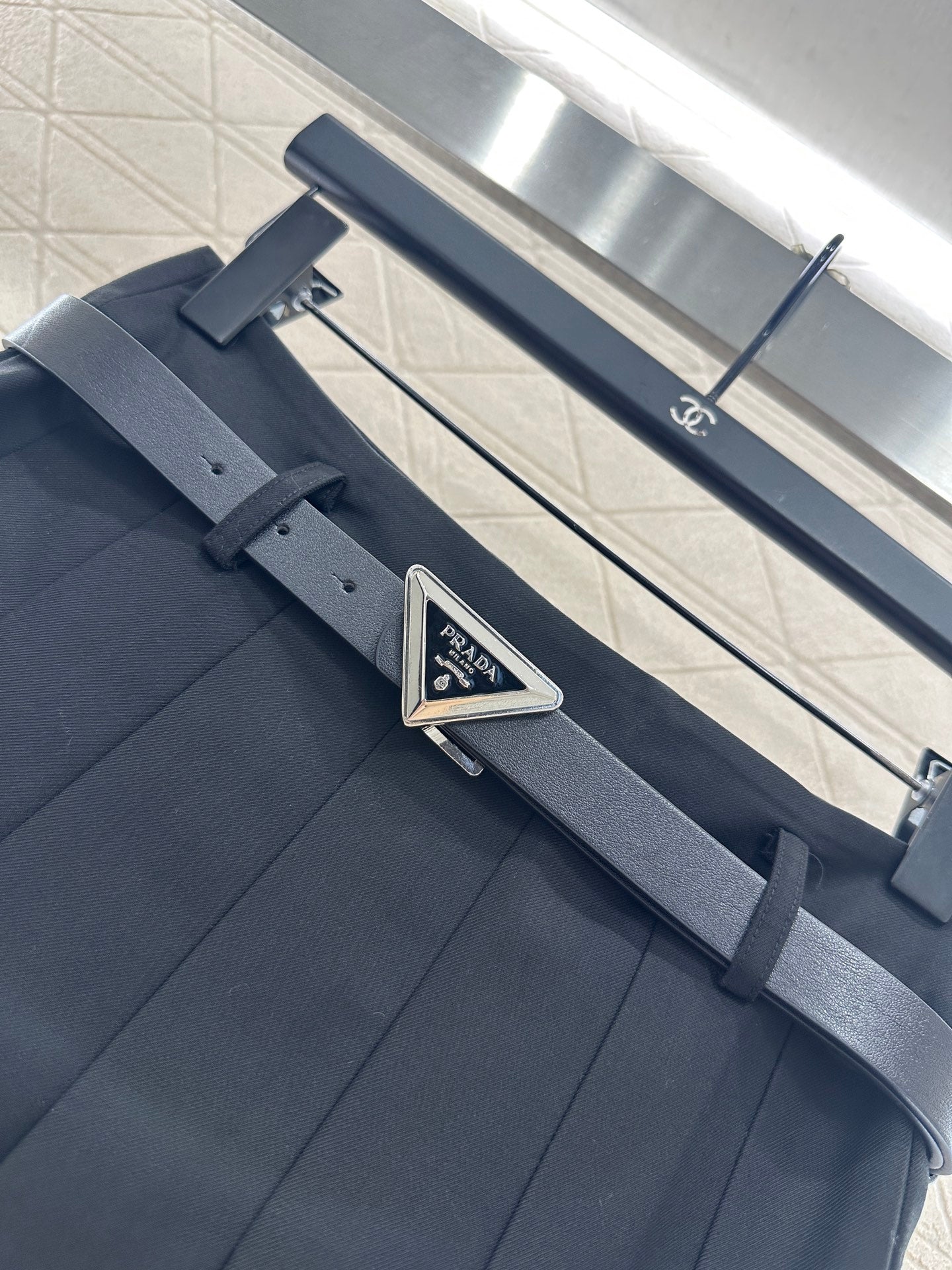 25fw Mid length pleated skirt with waist belt