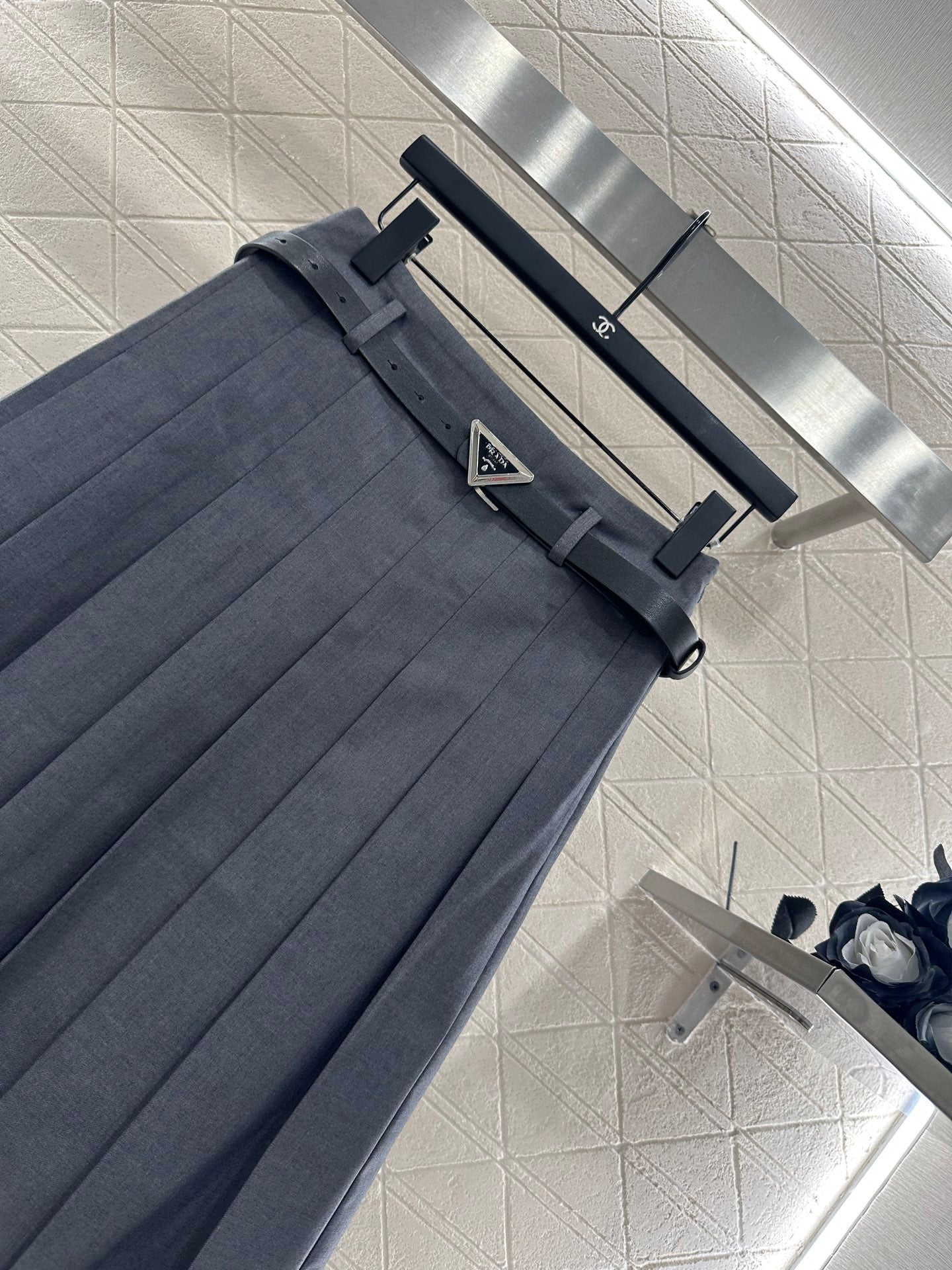 25fw Mid length pleated skirt with waist belt