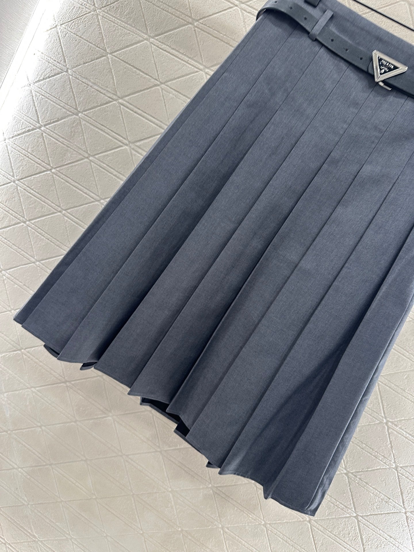 25fw Mid length pleated skirt with waist belt
