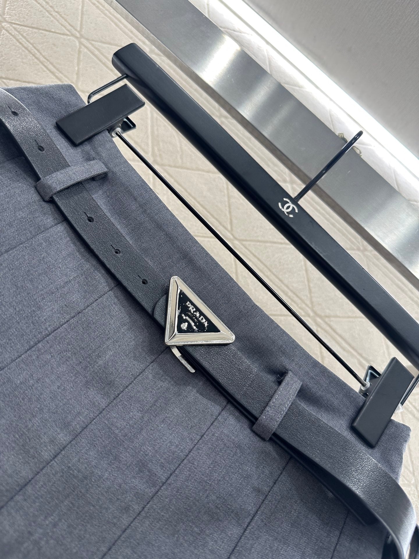 25fw Mid length pleated skirt with waist belt