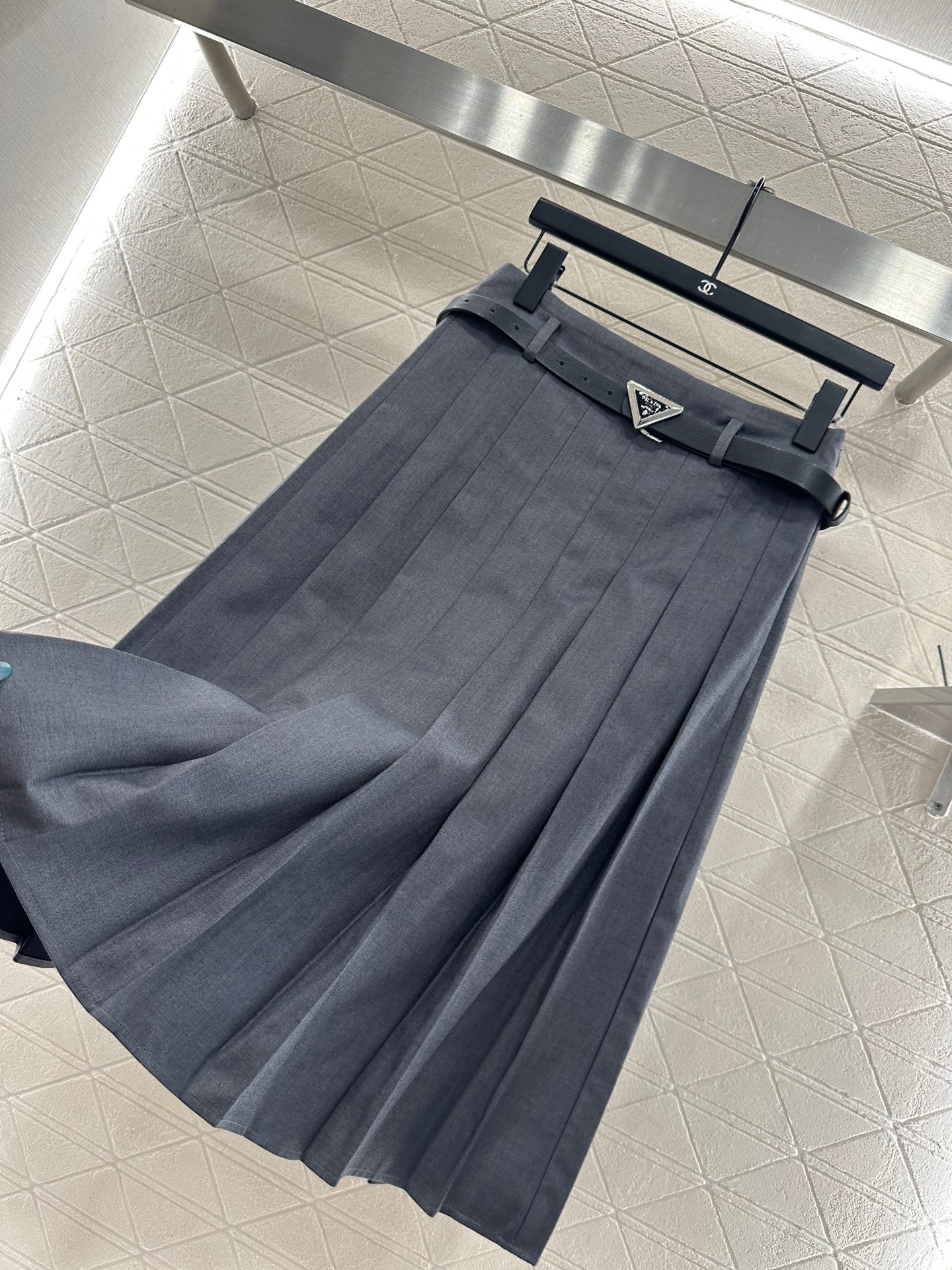 25fw Mid length pleated skirt with waist belt