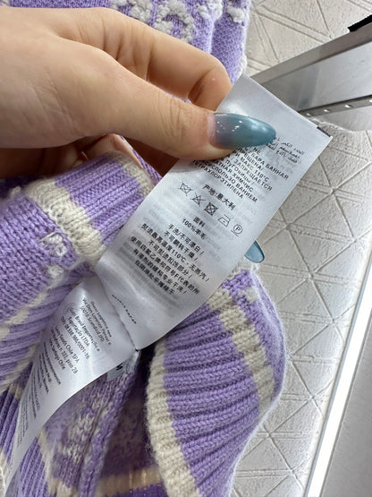 Round neck jacquard knitted cardigan