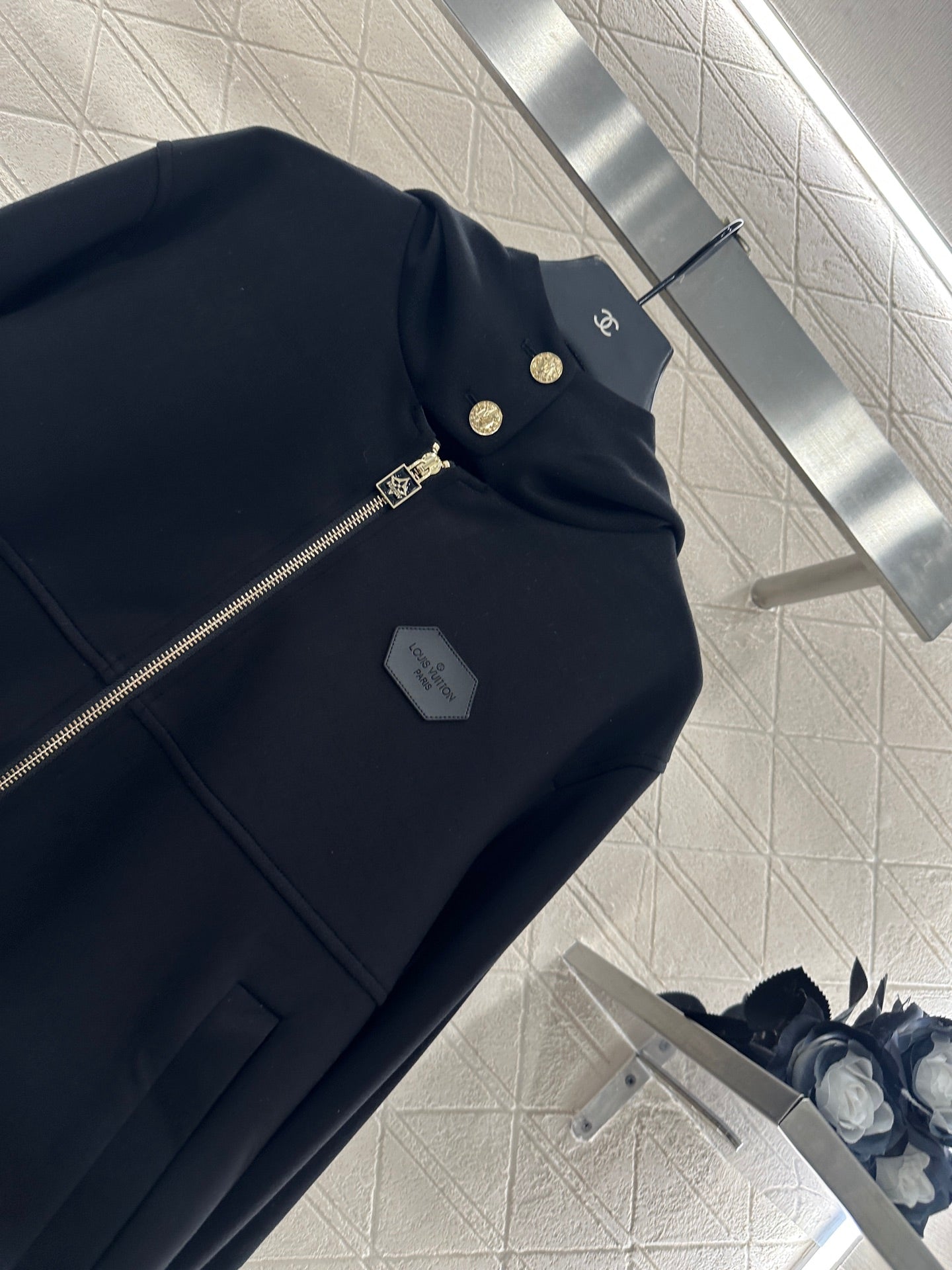 Presbyopia leather cuff buckle hooded jacket