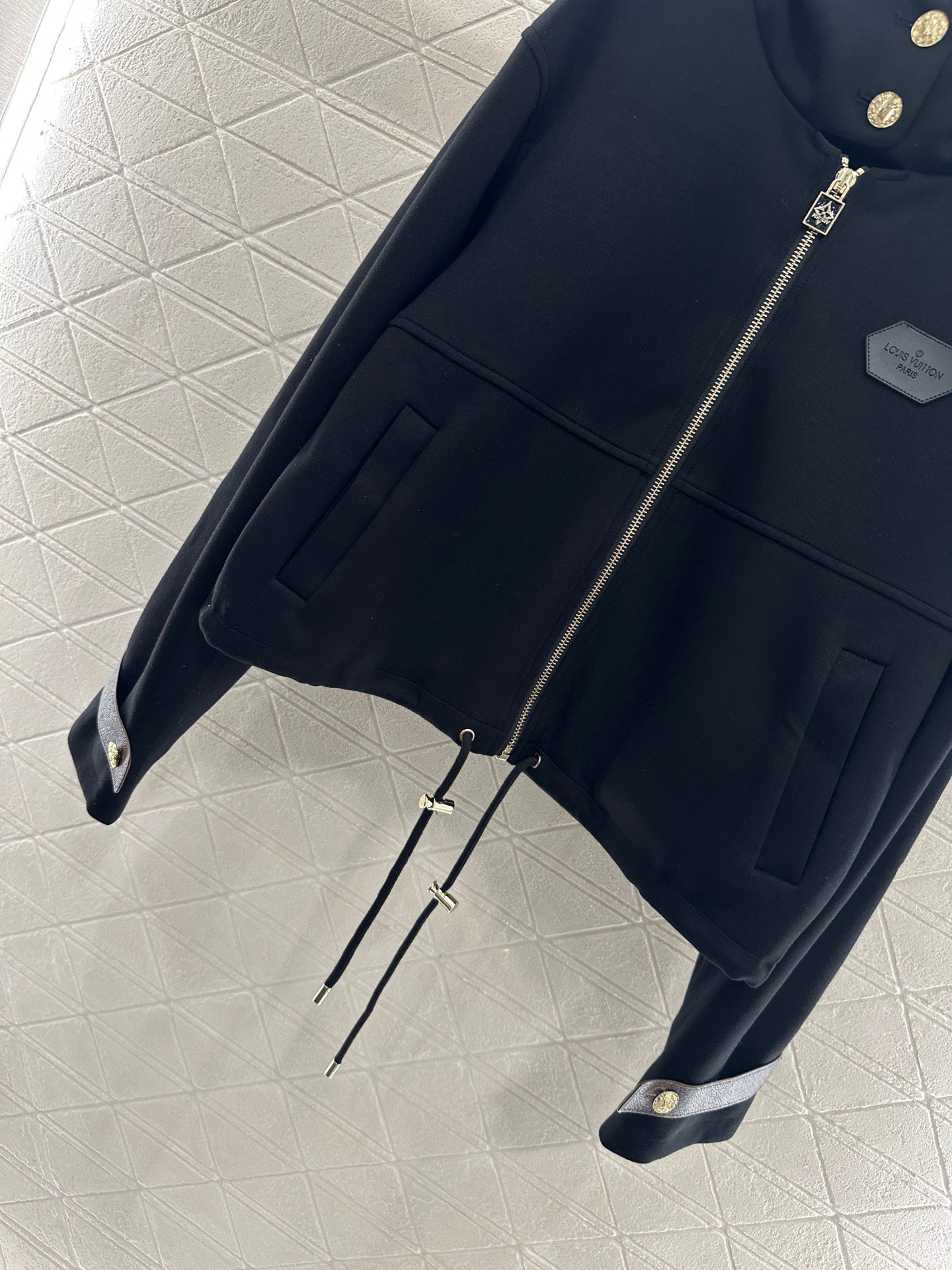 Presbyopia leather cuff buckle hooded jacket