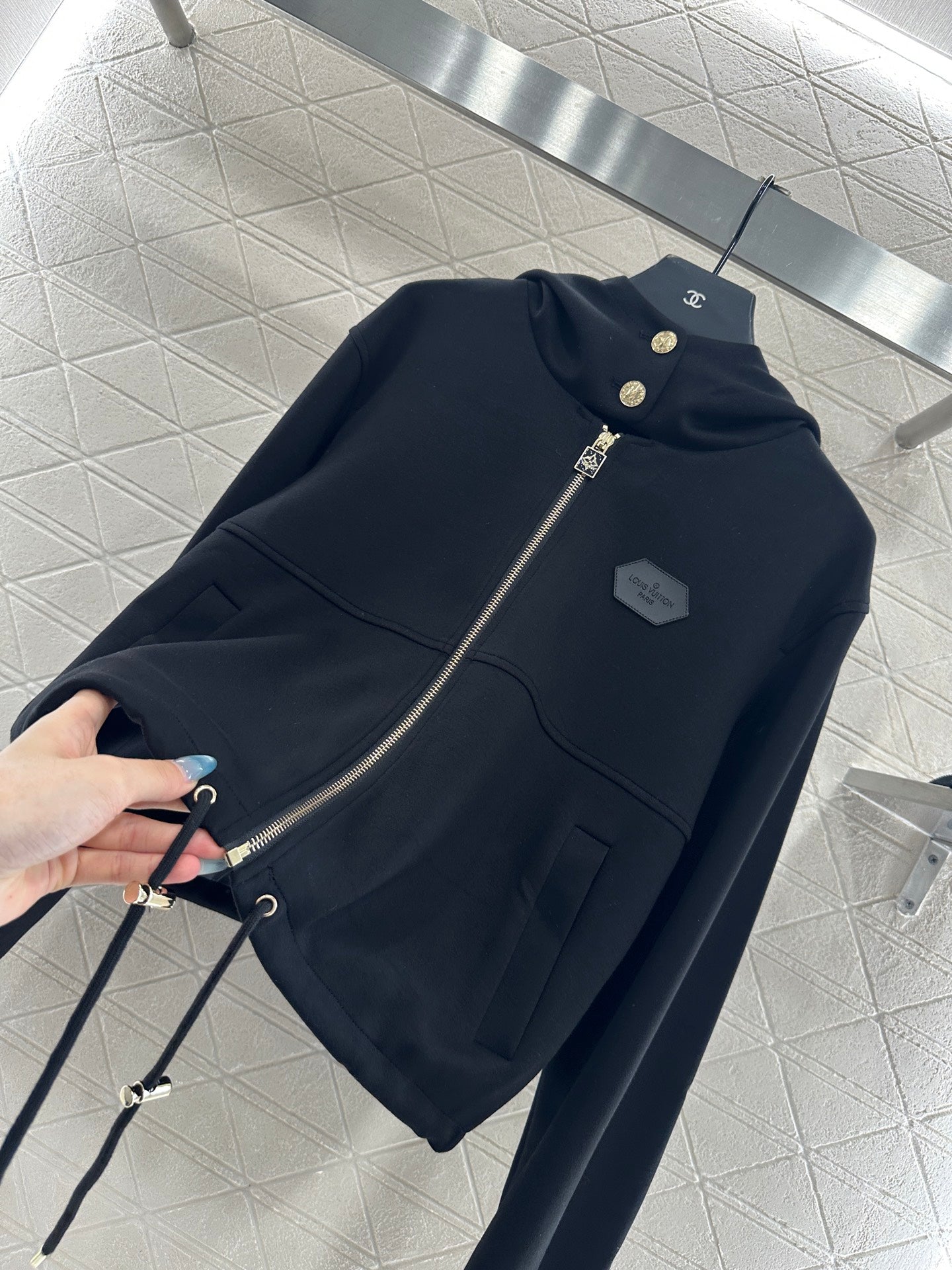 Presbyopia leather cuff buckle hooded jacket