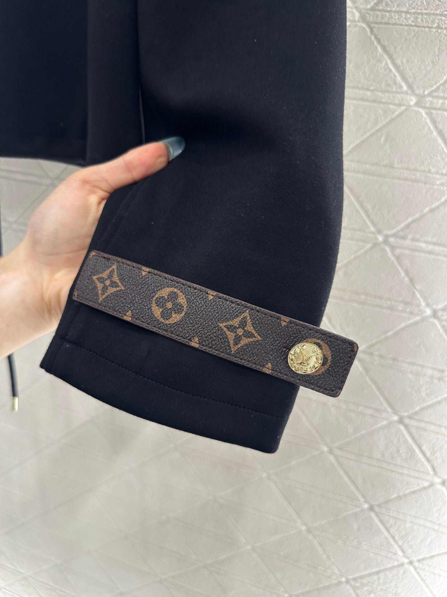 Presbyopia leather cuff buckle hooded jacket