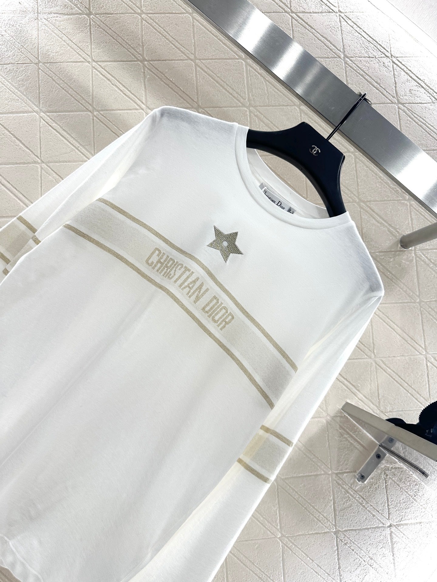 Round neck embroidered letter long sleeved shirt