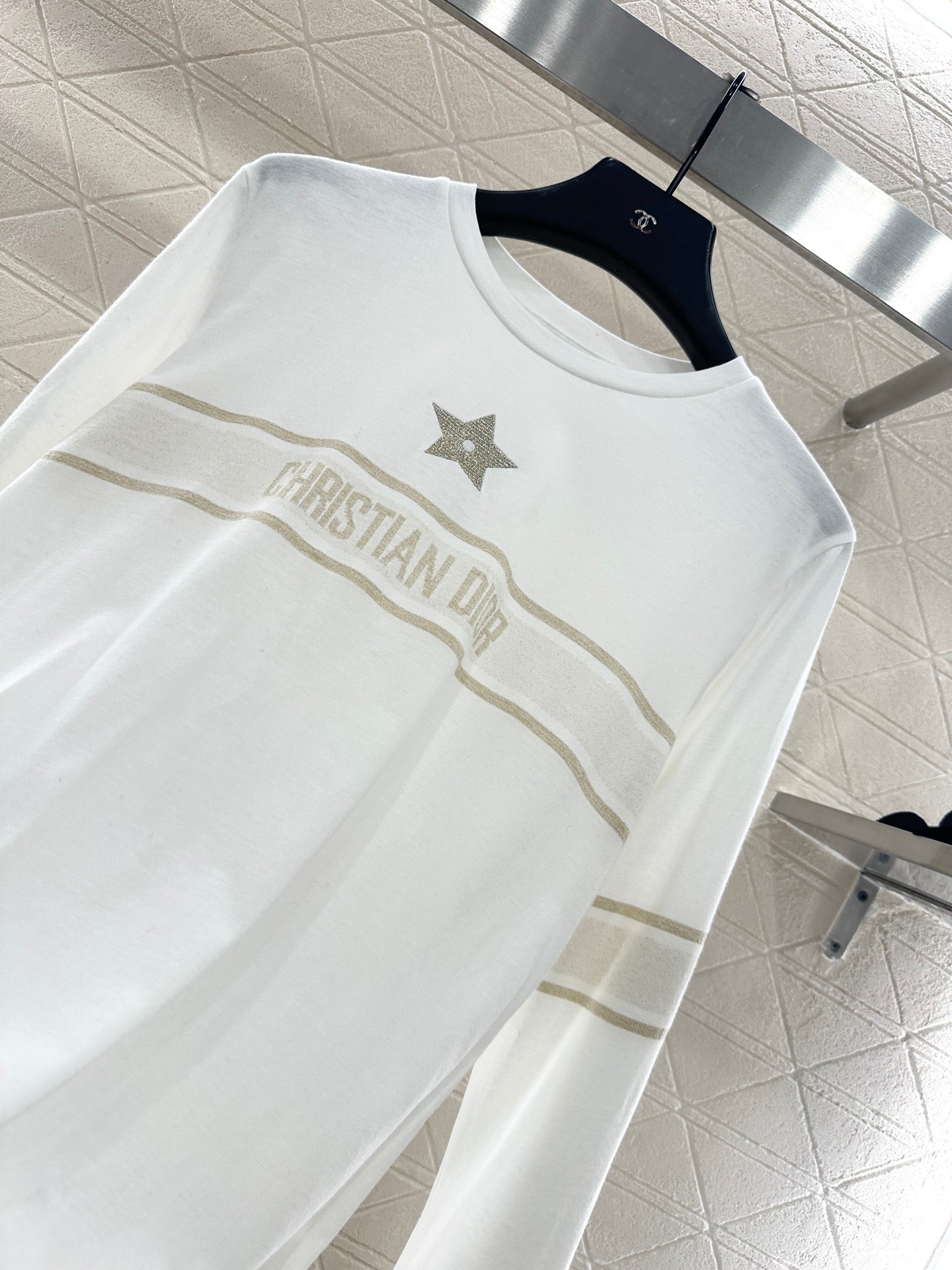 Round neck embroidered letter long sleeved shirt