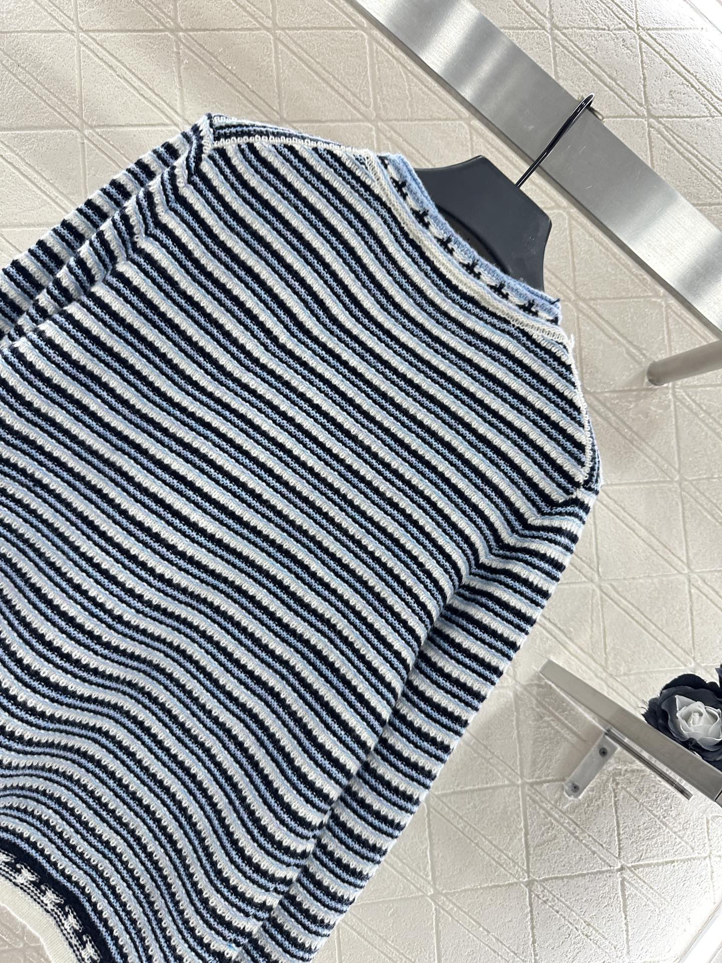 Round neck knitted striped cardigan