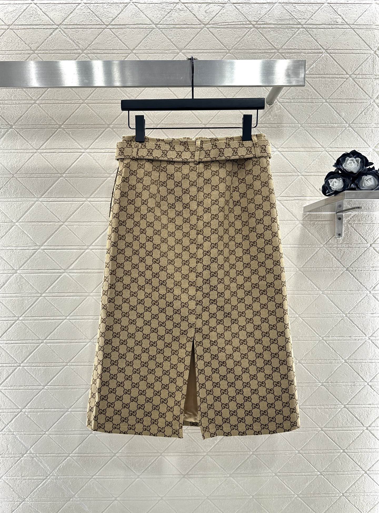 Jacquard waistband mid length skirt