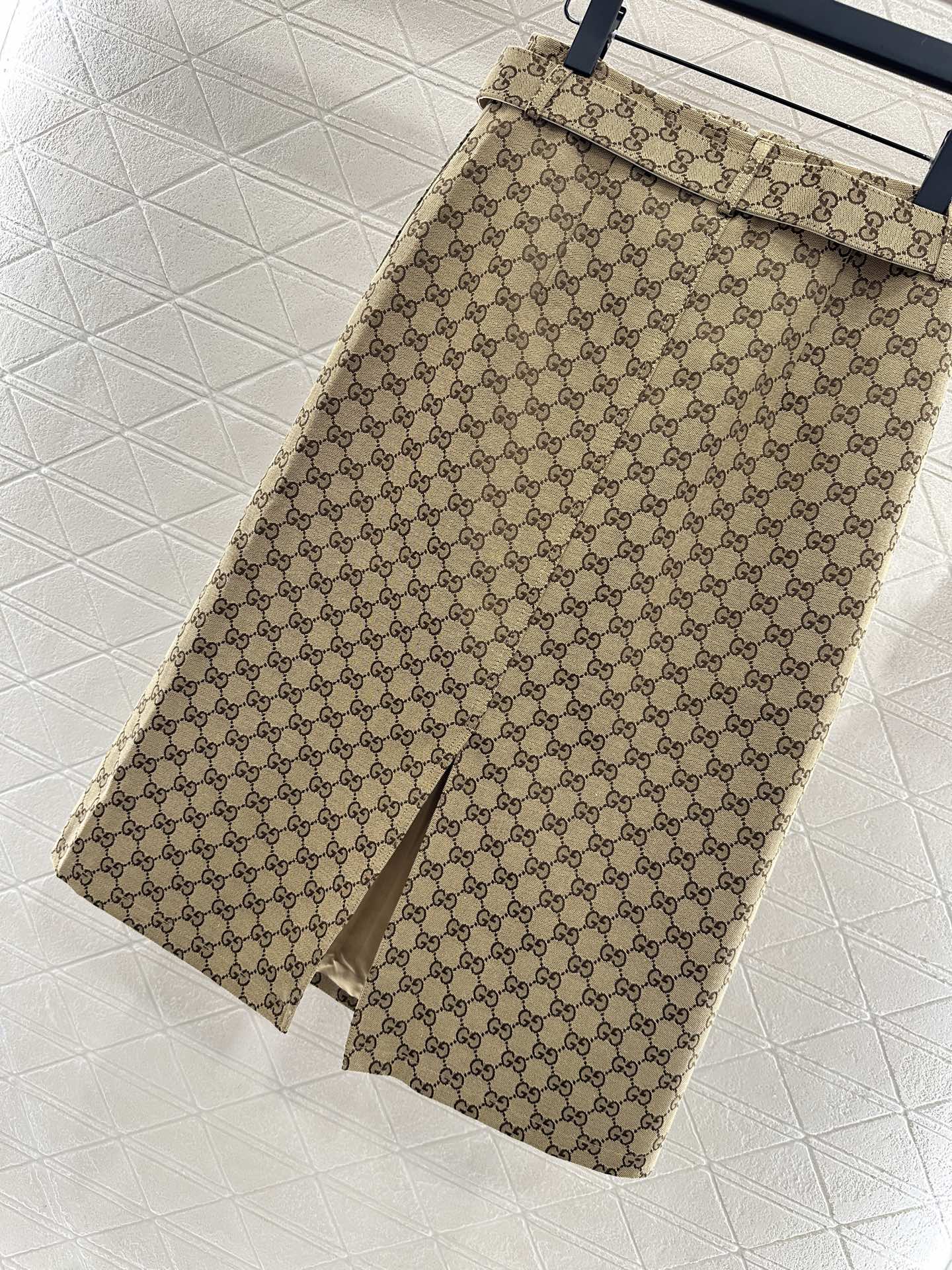 Jacquard waistband mid length skirt