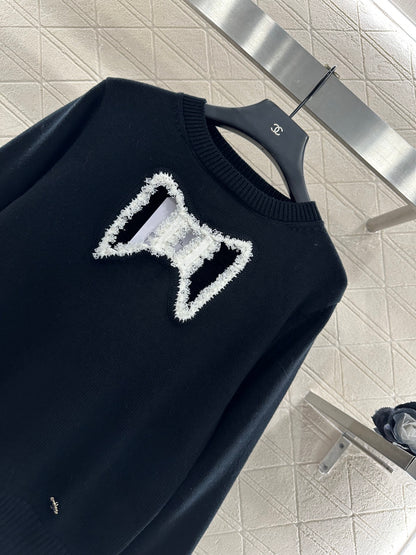 Round-neck lace-up sweater with bow