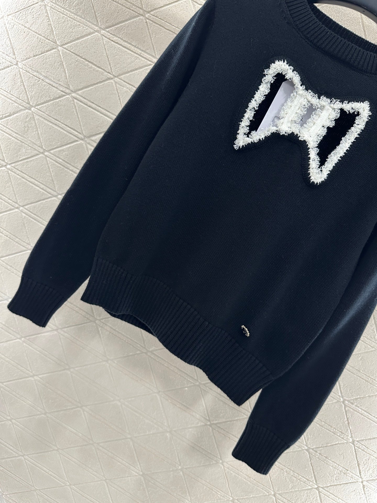 Round-neck lace-up sweater with bow