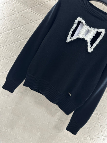 Round-neck lace-up sweater with bow