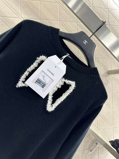 Round-neck lace-up sweater with bow