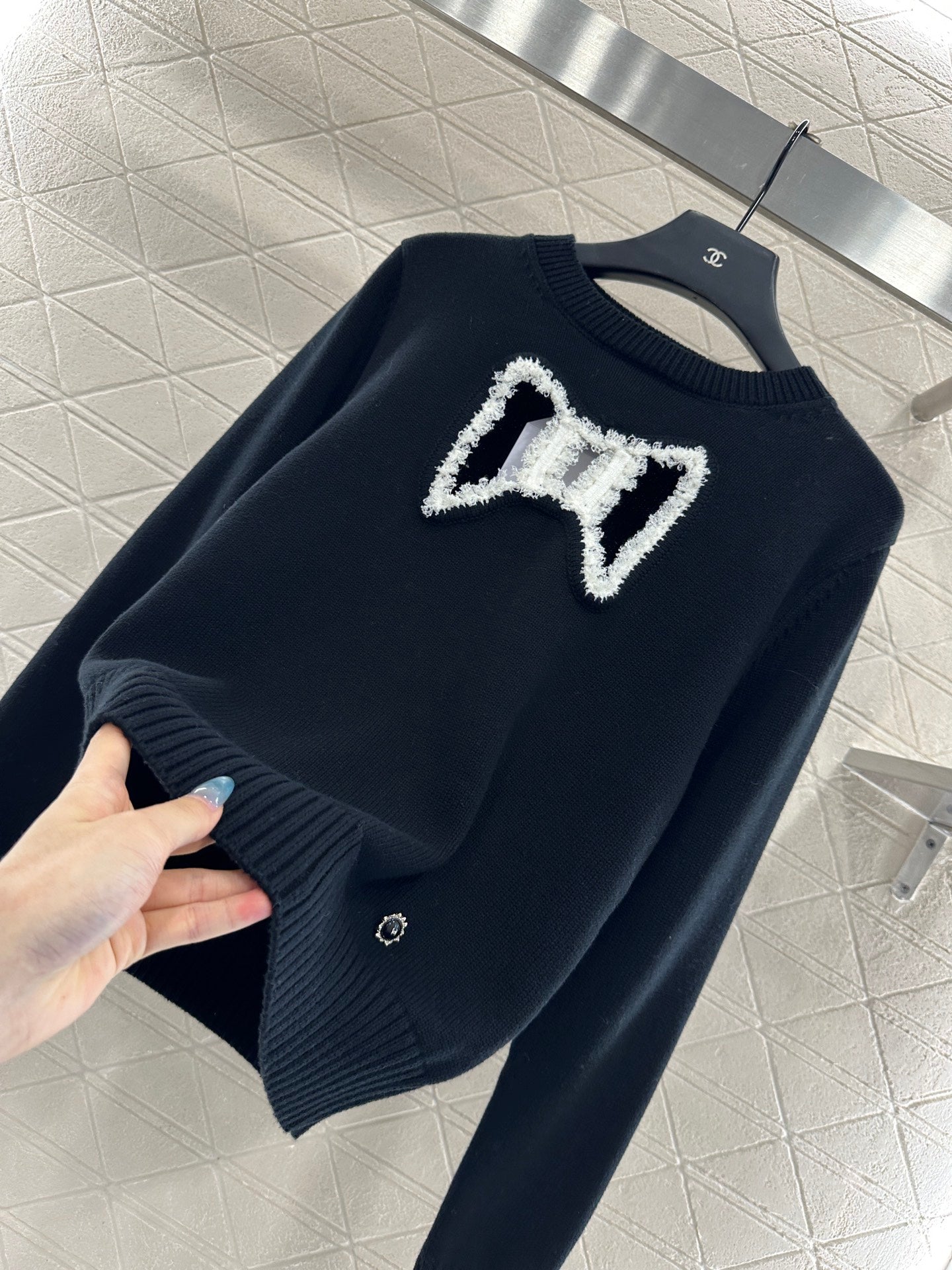 Round-neck lace-up sweater with bow