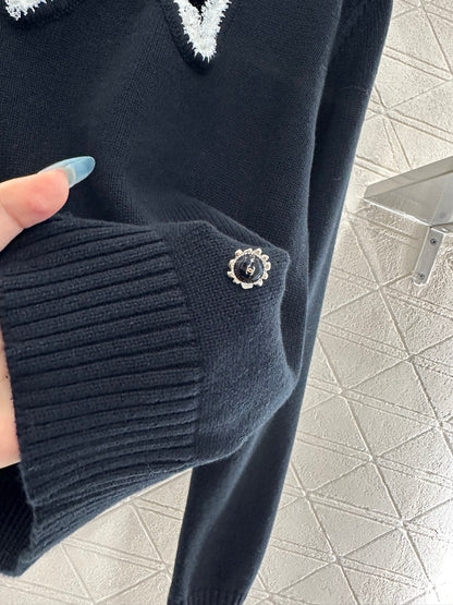 Round-neck lace-up sweater with bow