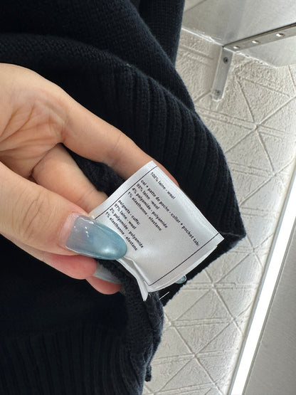 Round-neck lace-up sweater with bow