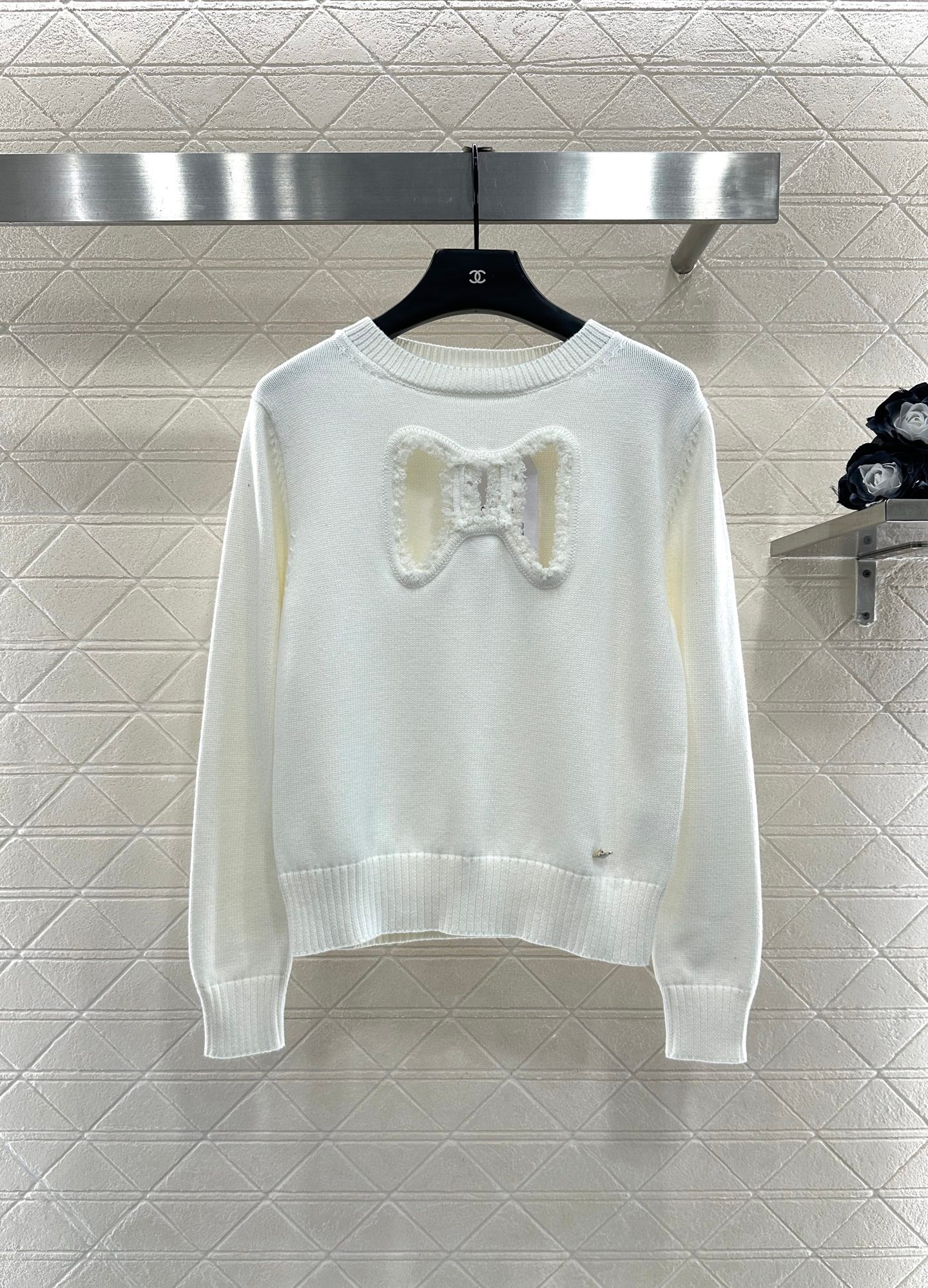 Round-neck lace-up sweater with bow
