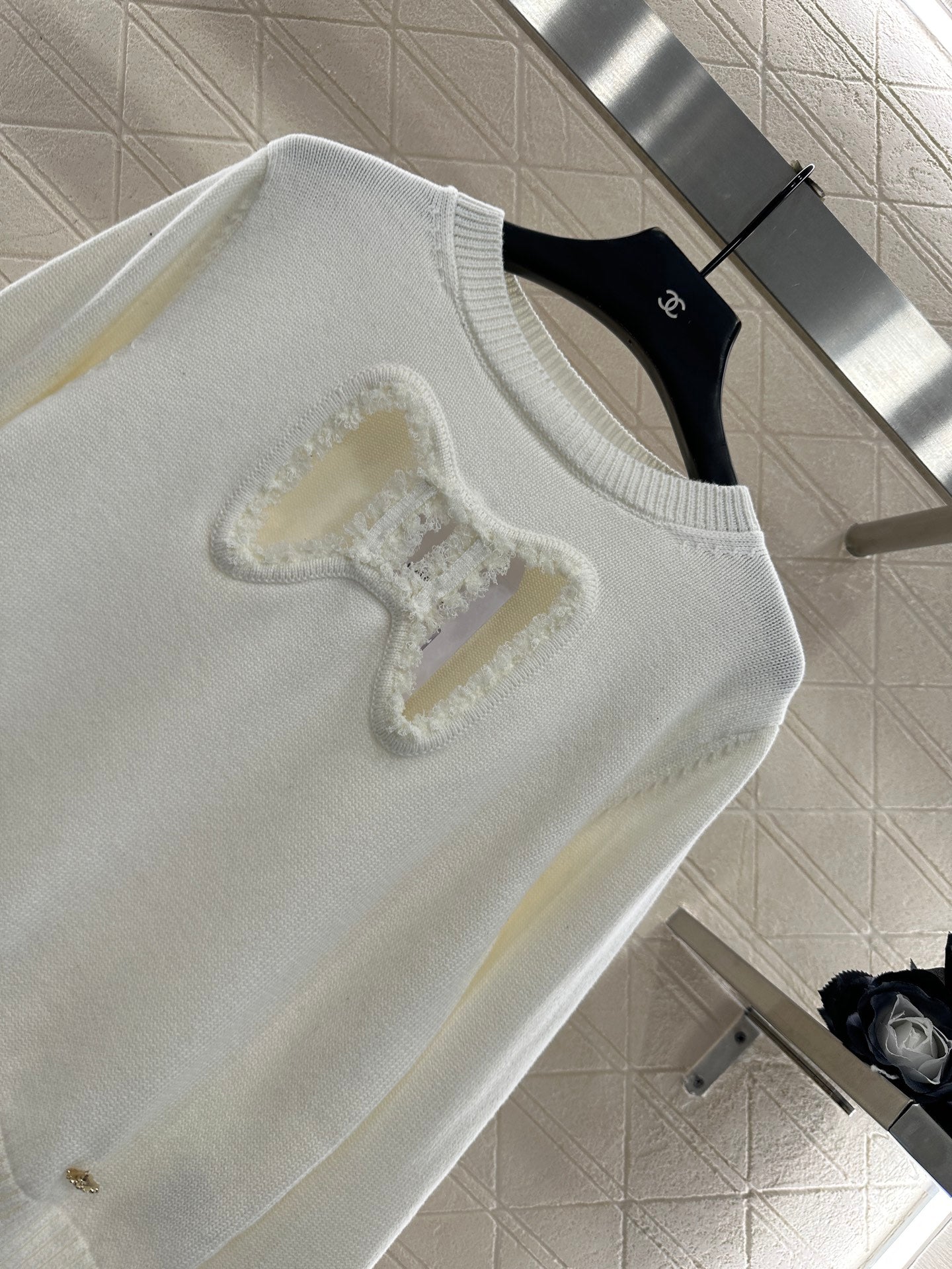 Round-neck lace-up sweater with bow