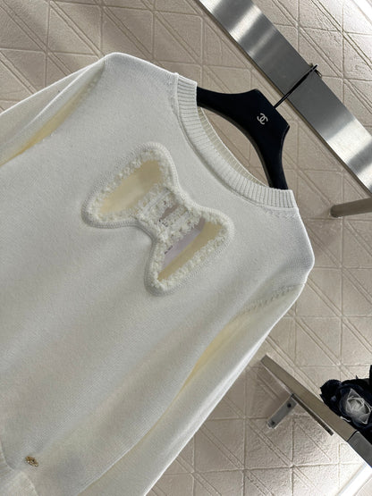 Round-neck lace-up sweater with bow