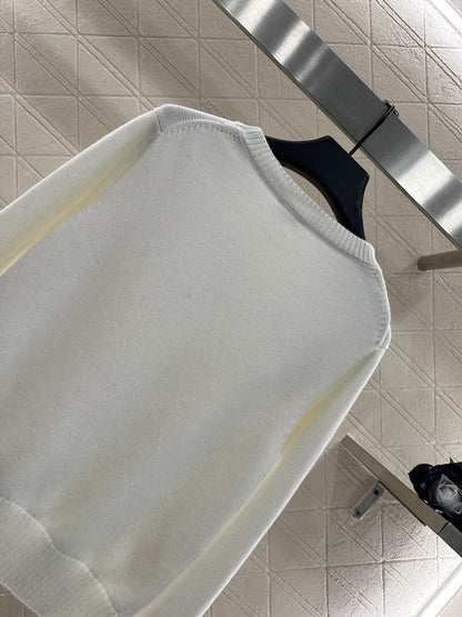 Round-neck lace-up sweater with bow