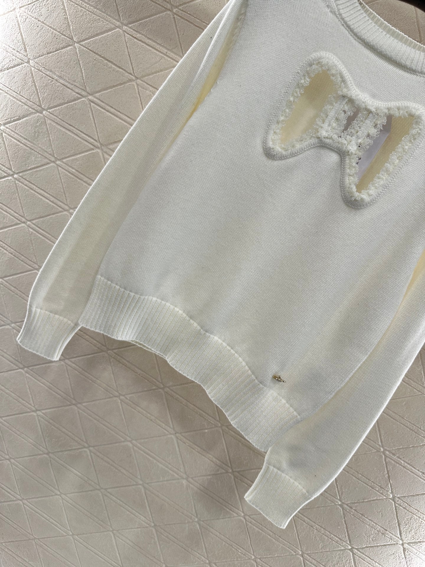 Round-neck lace-up sweater with bow