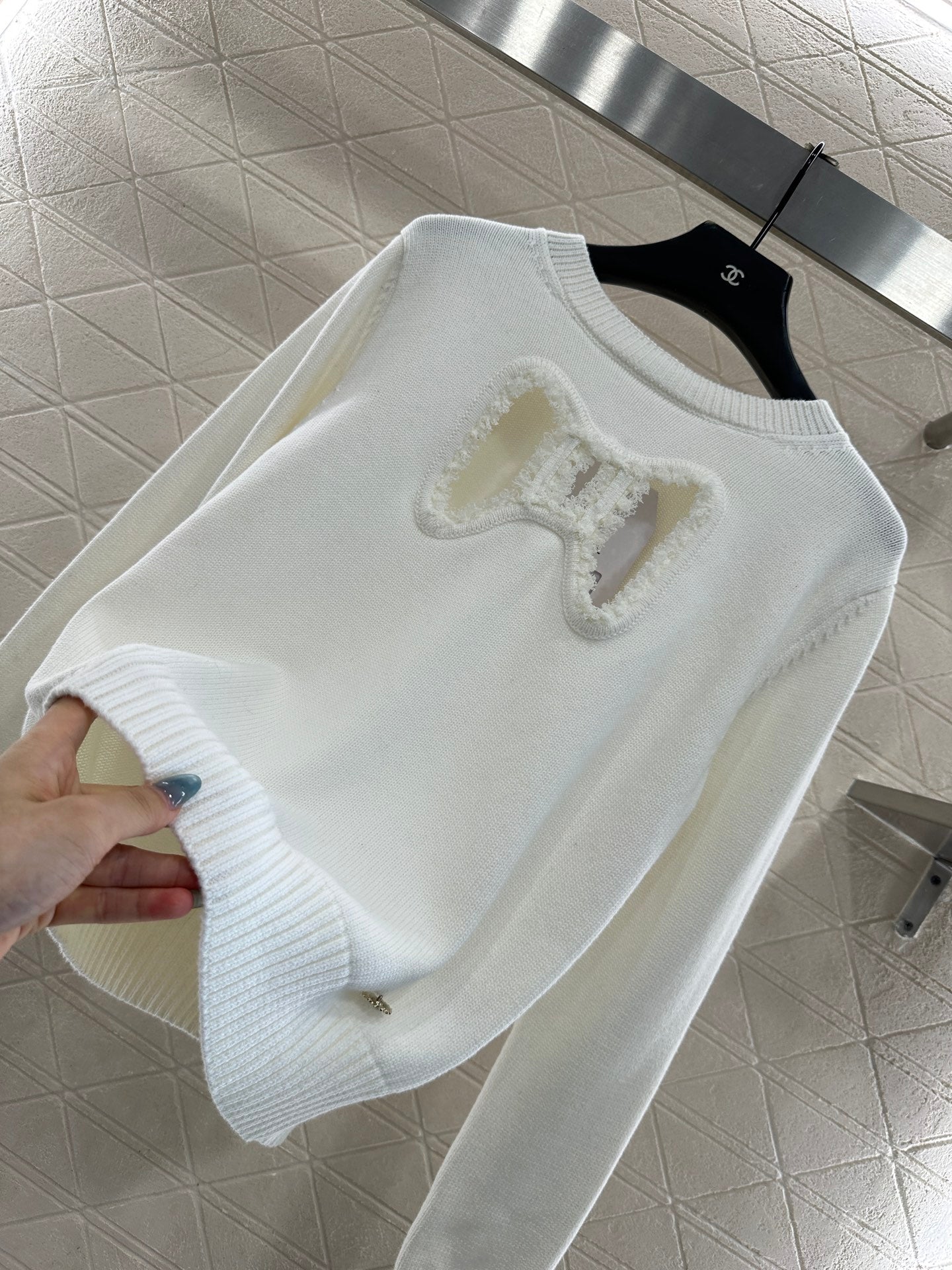 Round-neck lace-up sweater with bow