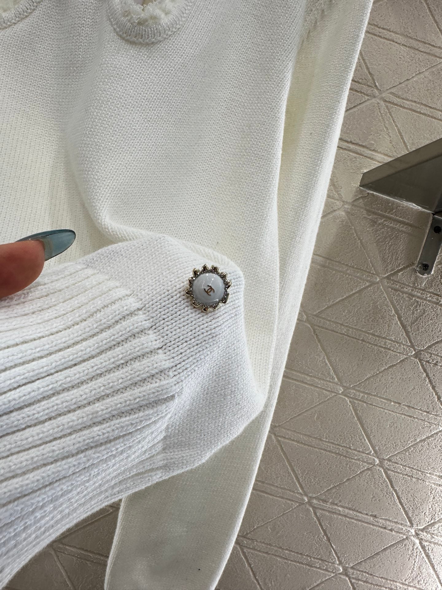 Round-neck lace-up sweater with bow