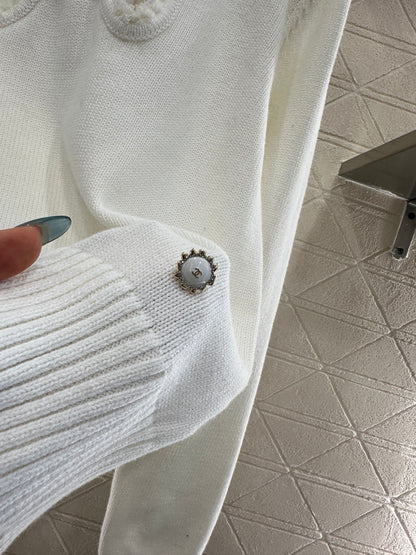 Round-neck lace-up sweater with bow