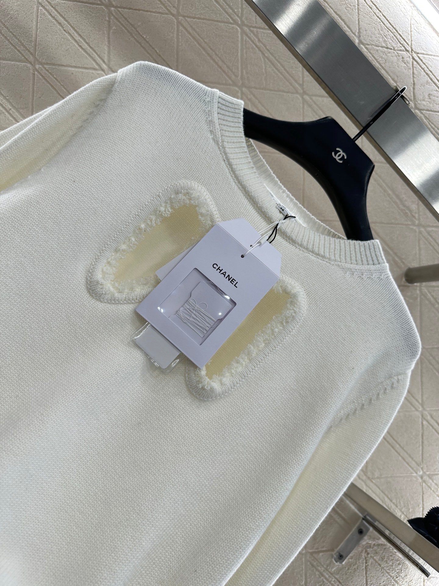 Round-neck lace-up sweater with bow